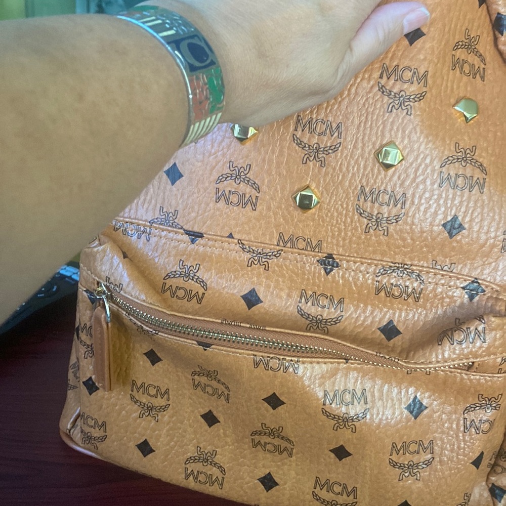 This is such a great bag for travel!! It was a gift to me but my back hurting
